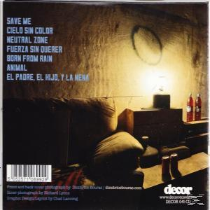 Eine CD-Rückseite mit Songtiteln, einer Lampe und einem Sofa in einem dunklen Raum.