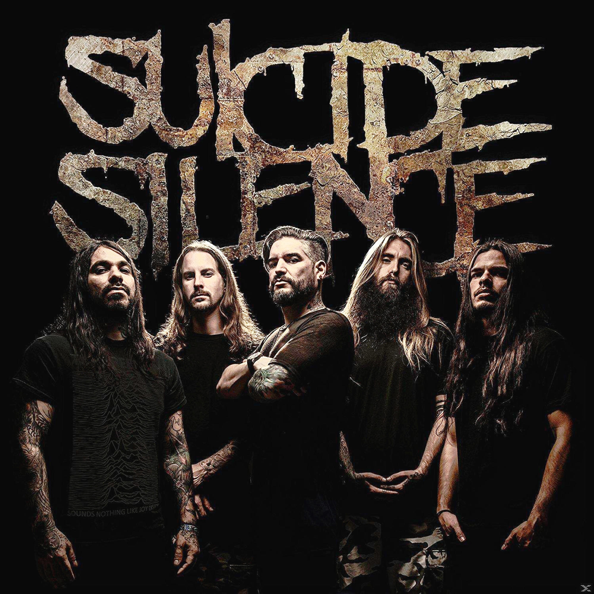 Suicide Silence bandfoto. Vijf mannen, meestal met lang haar, staan ​​voor een zwarte achtergrond.