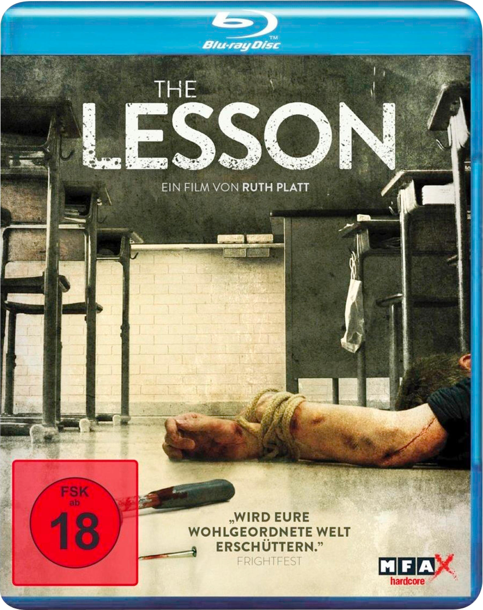 Blu-ray-Cover für 'The Lesson' mit einer Klassenzene mit gefesselter Leiche und Messer.