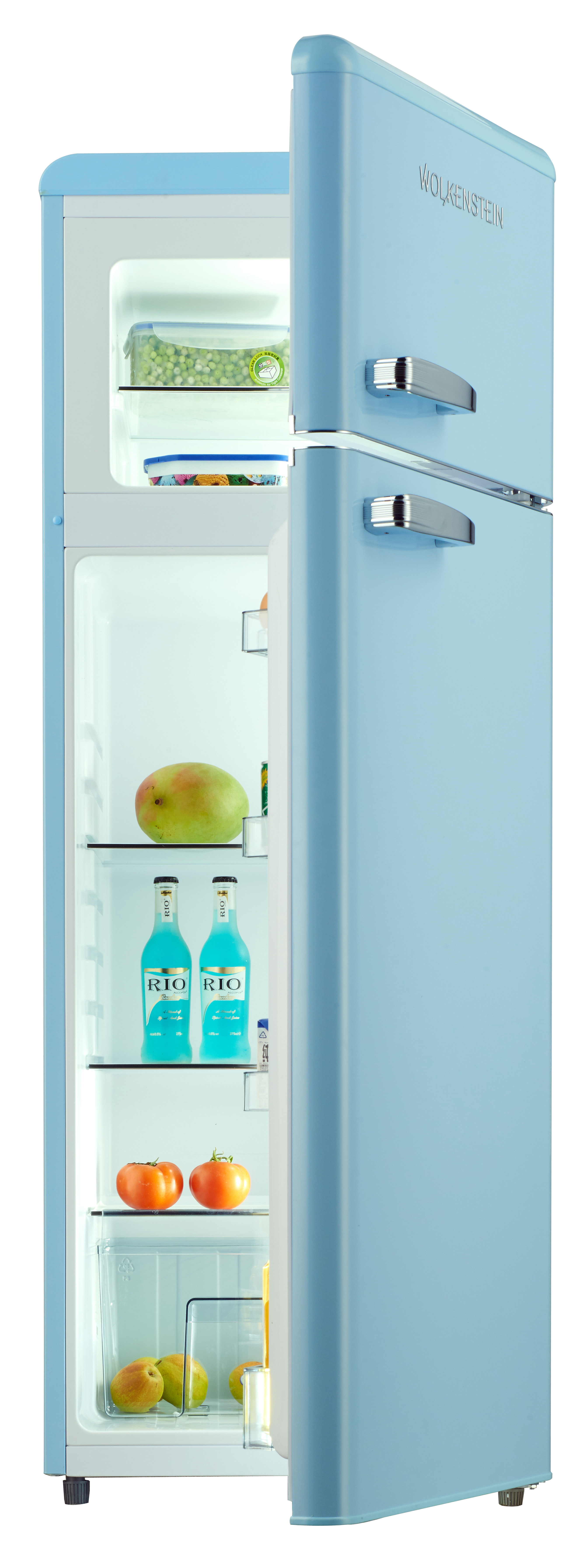 Ein blauer Kühlschrank mit offener Tür. Im Inneren befinden sich Früchte, Getränke und Gemüse. Der Kühlschrank hat den Markennamen Wolkenstein.