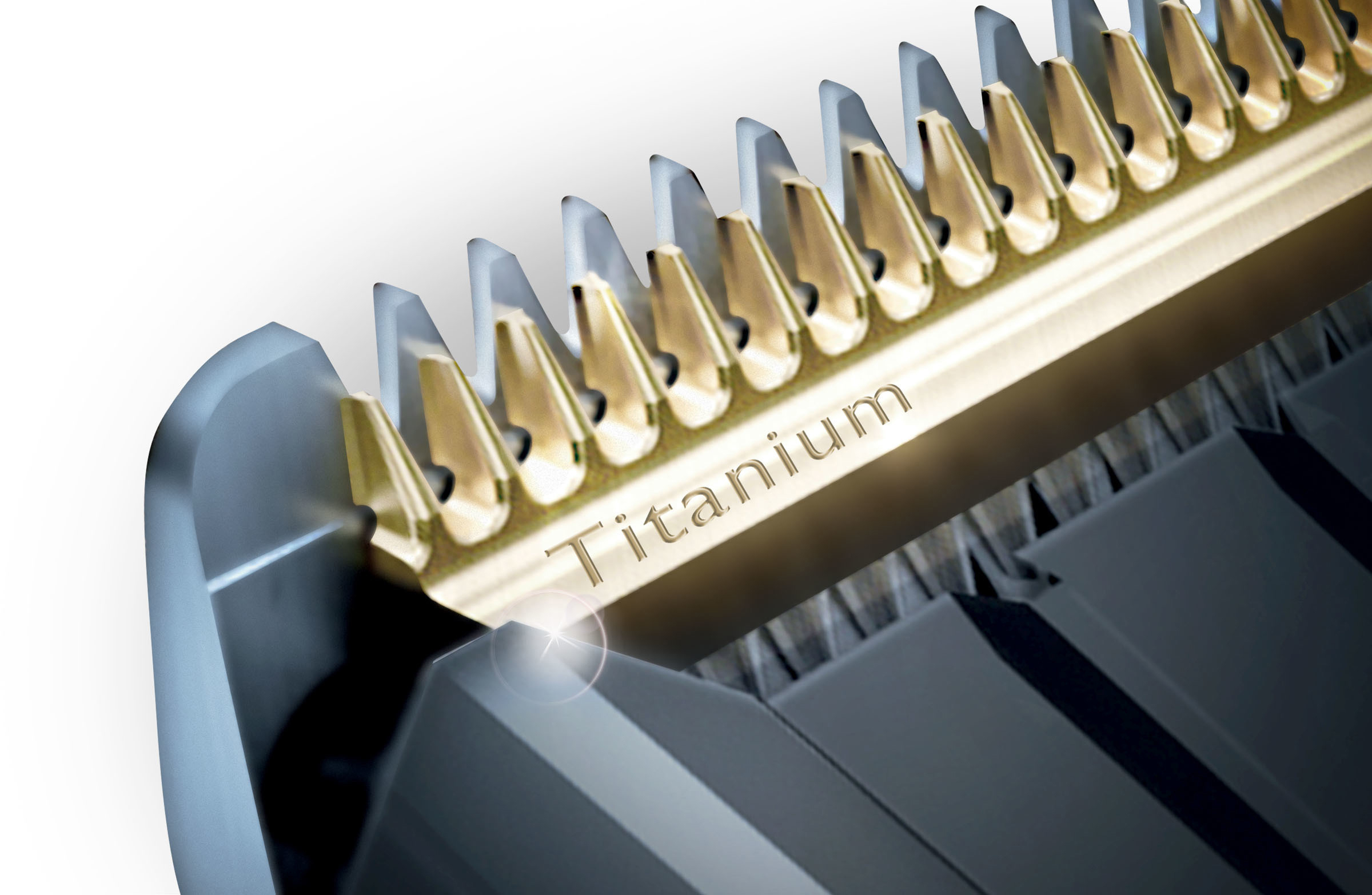 Nahaufnahme einer Haarschneidemaschinenklinge mit dem eingravierten Wort "Titanium".
