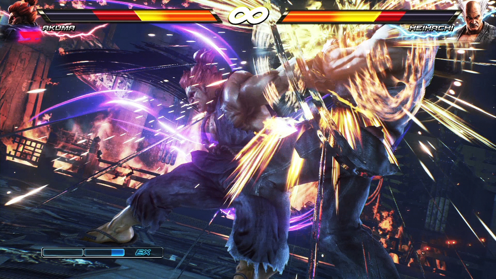 Deux hommes se battent dans un jeu vidéo. Akuma et Heihachi, avec des effets d'énergie.