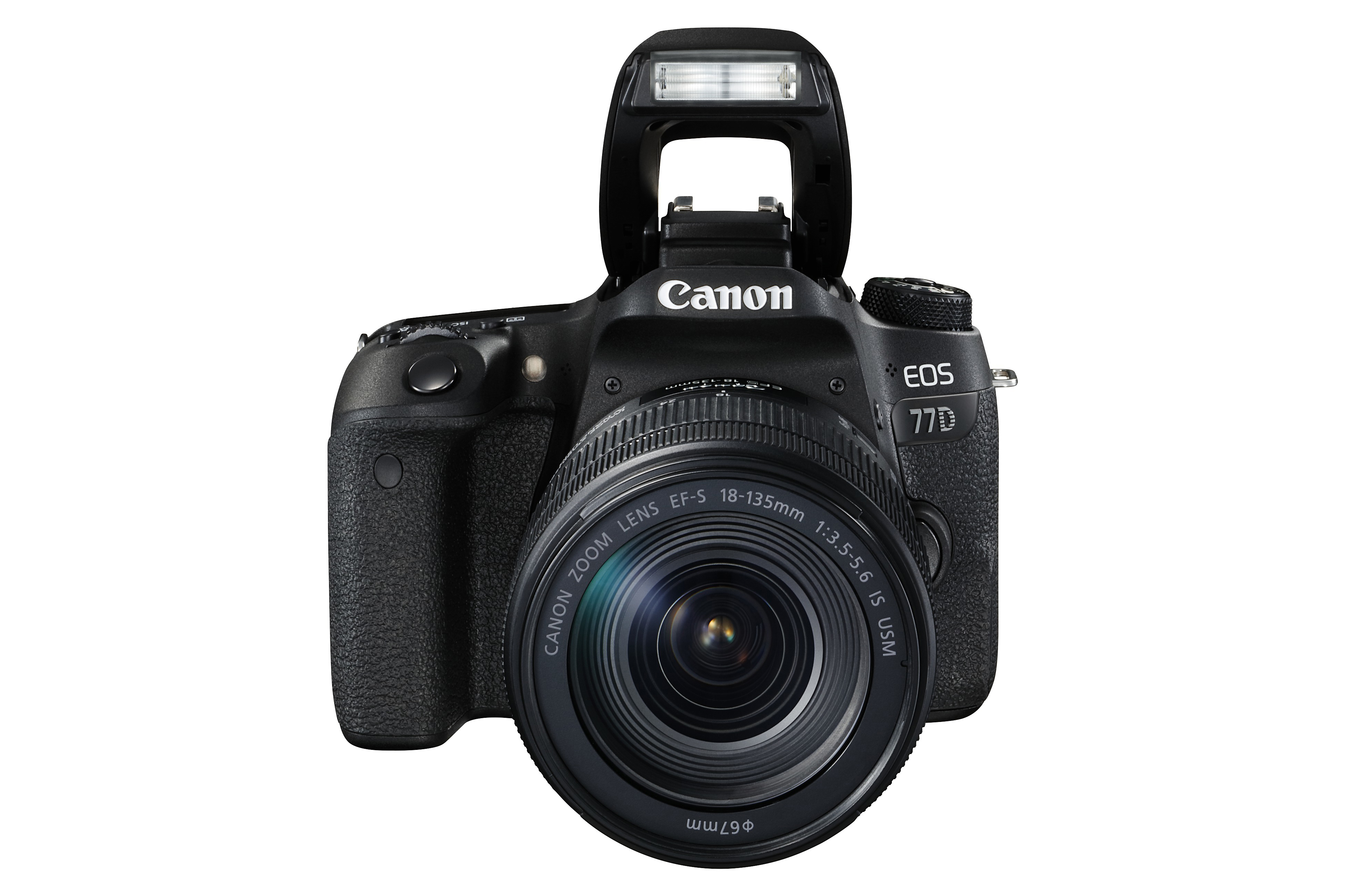 Eine schwarze Canon EOS 77D Kamera mit Objektiv. Der Blitz ist hochgeklappt. Weißer Hintergrund.