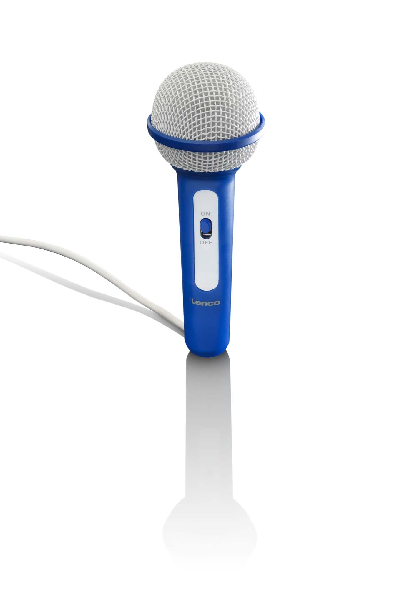 Een blauwe microfoon met een witte mesh kop en witte kabel. Het heeft een aan/uit-schakelaar en het woord 'Lenco'.