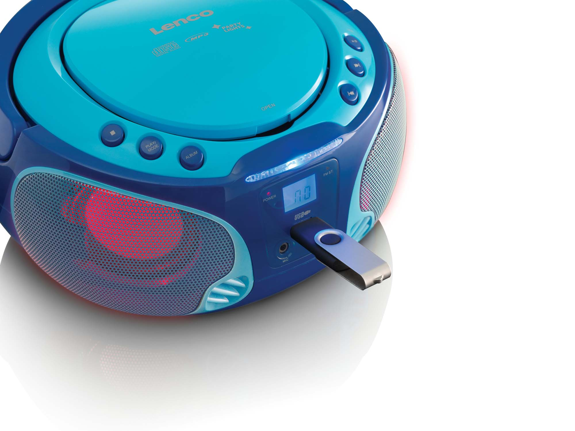 Een blauwe Lenco cd-speler met een USB-stick erin. Hij heeft een open/dicht-knop en verlichte luidsprekerroosters.