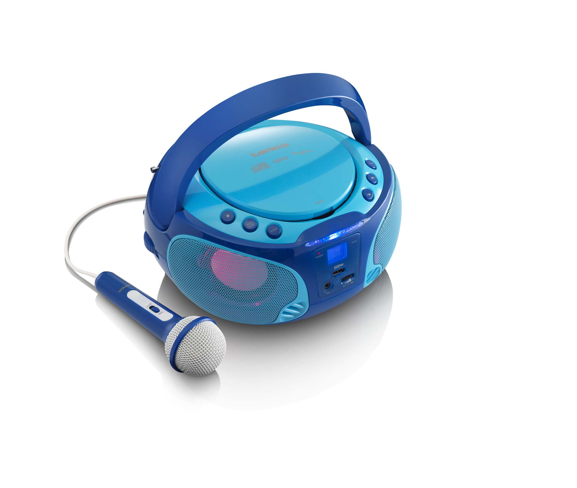 Een blauwe en lichtblauwe karaokemachine met een microfoon. Het staat op een wit oppervlak. De machine heeft een handvat.