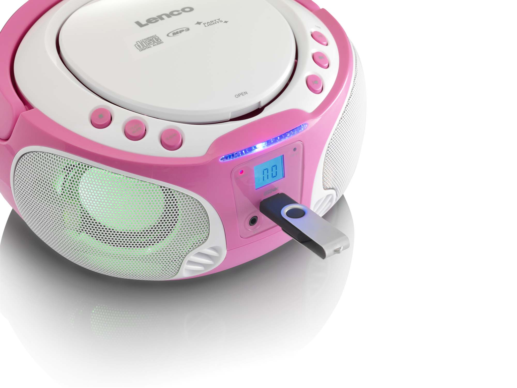 Roze en witte Lenco cd-speler met een USB-stick erin. Het heeft een digitaal display en feestverlichting. De achtergrond is wit.