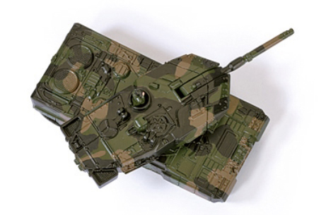 Zwei Spielzeugpanzer, einer auf dem anderen. Beide sind in Grün und Braun getarnt. Weißer Hintergrund.
