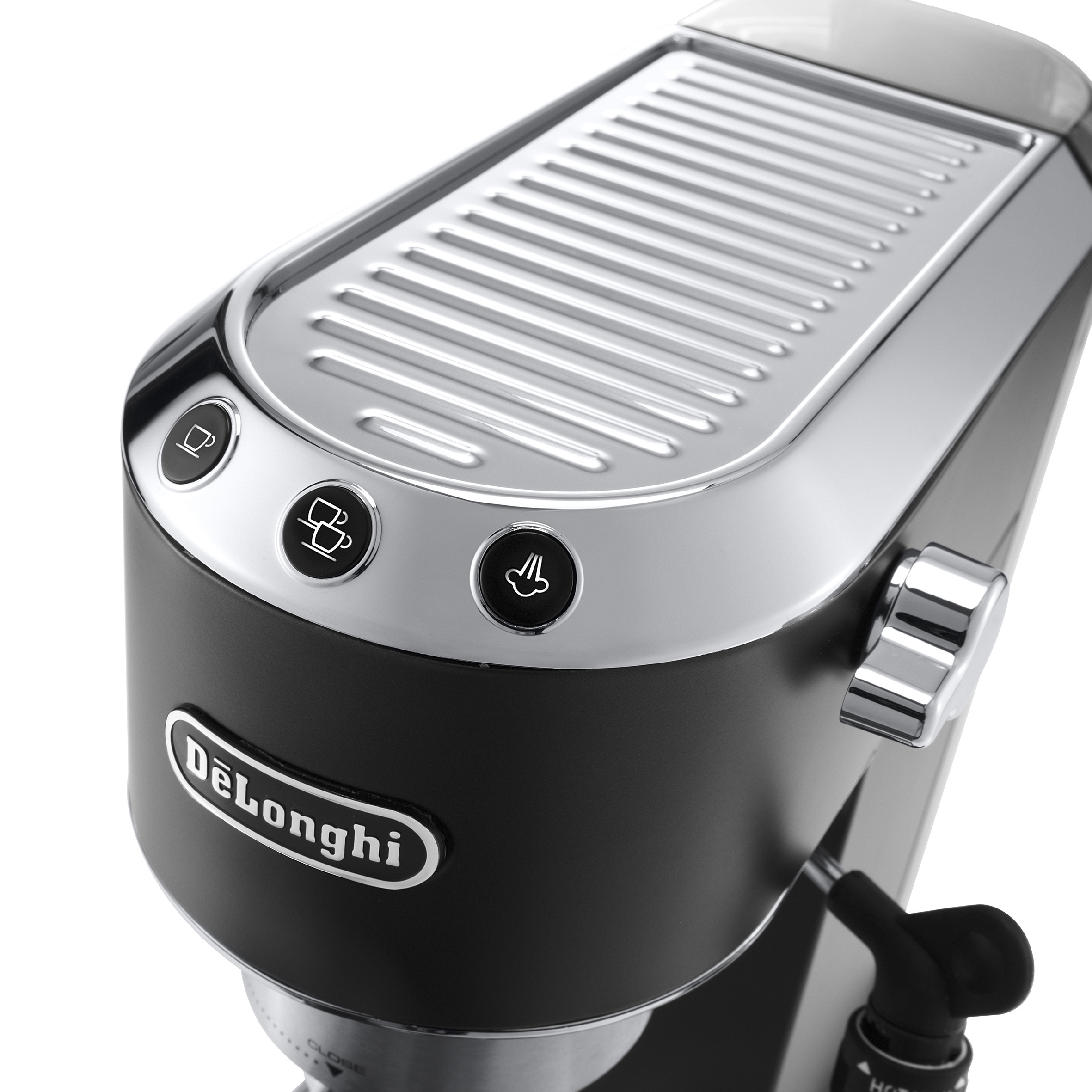 Zwarte en zilveren espressomachine met knoppen en een stoompijpje.