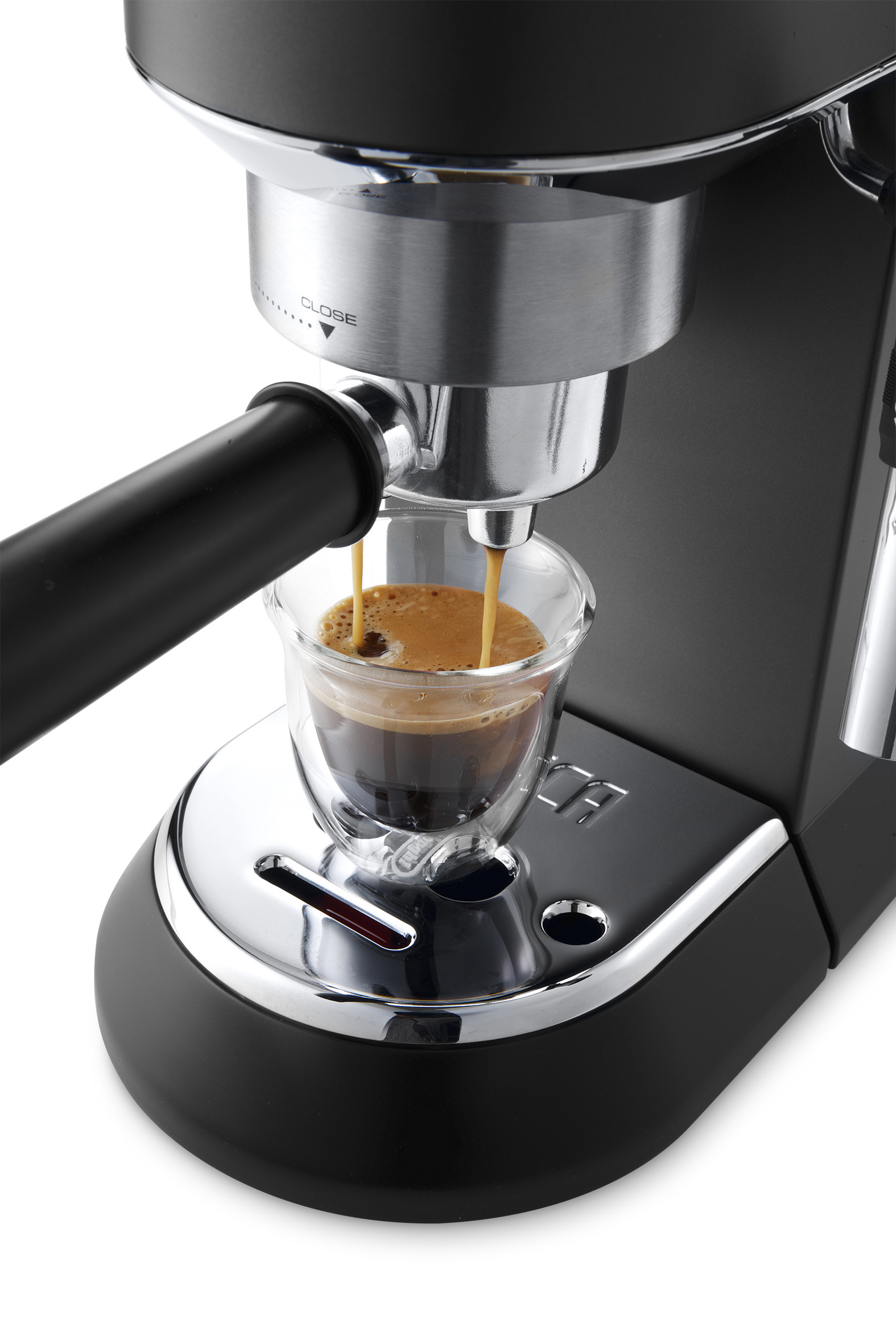 Een espressomachine die koffie in een glas schenkt. De machine is zwart en zilver.