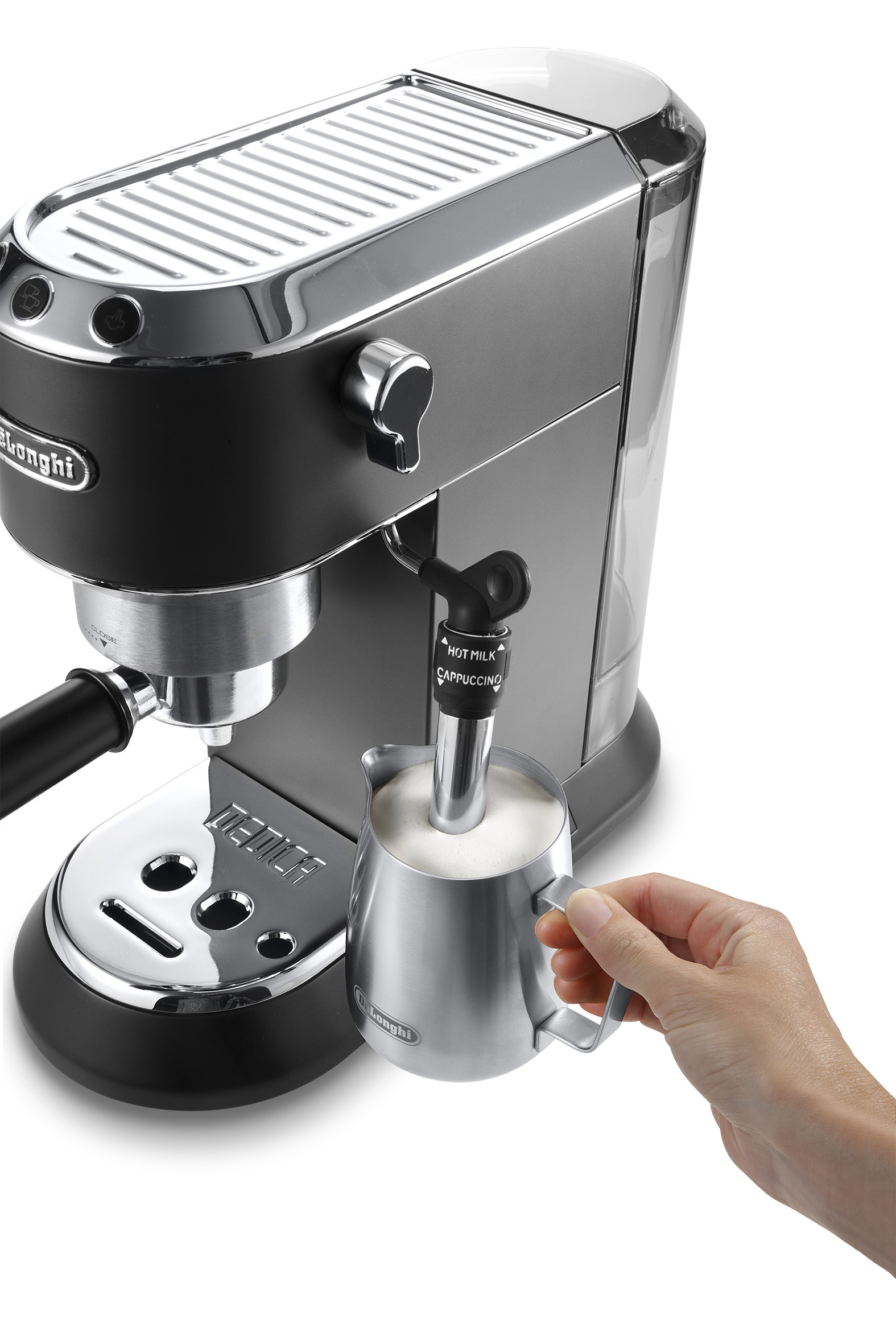 Espressomachine, hand houdt melkopschuimkan vast.