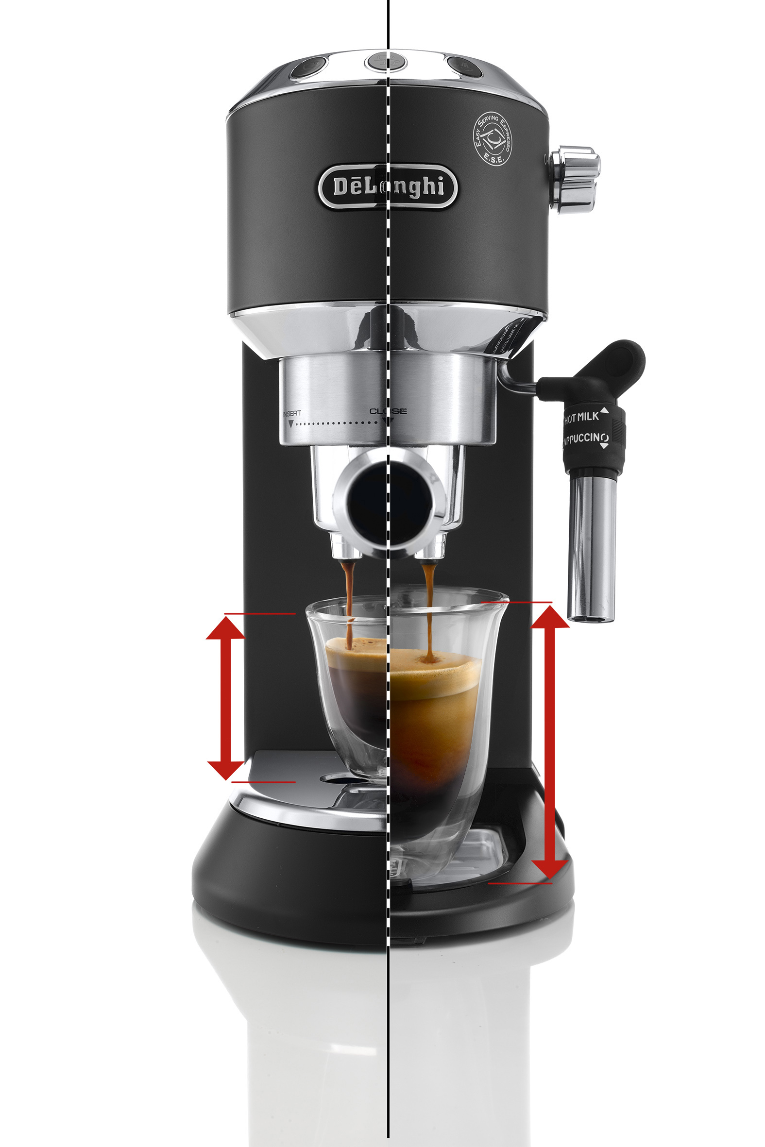 Zwarte en zilveren De'Longhi espressomachine. Koffie in een glas schenken. Witte achtergrond met rode pijlen.