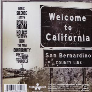 CD-hoes met songtitels en een bord met 'Welcome to California' en 'San Bernardino'.