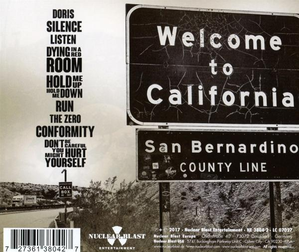 Albumhoes met tekst 'Welcome to California' en een verkeersbord. Zwart-wit.