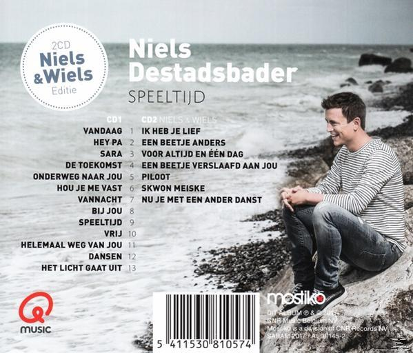 CD-hoes met een man die op rotsen bij het water zit. Tekst geeft songtitels en artiestennaam.