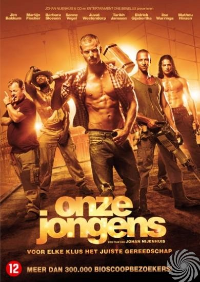 Een filmposter met zes mannen zonder shirt. De titel luidt 'Onze Jongens'. De achtergrond is een bouwplaats.