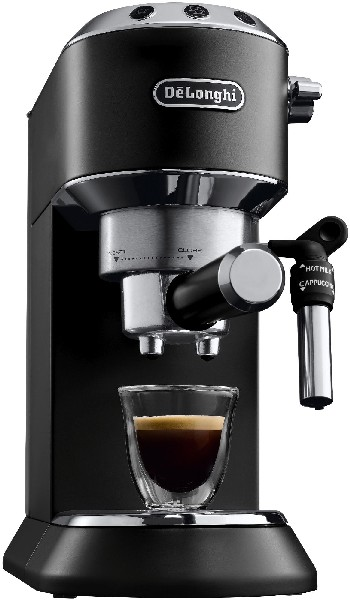 Zwarte De'Longhi espressomachine met een glazen kopje met espresso en een melkschuimspuitmond.