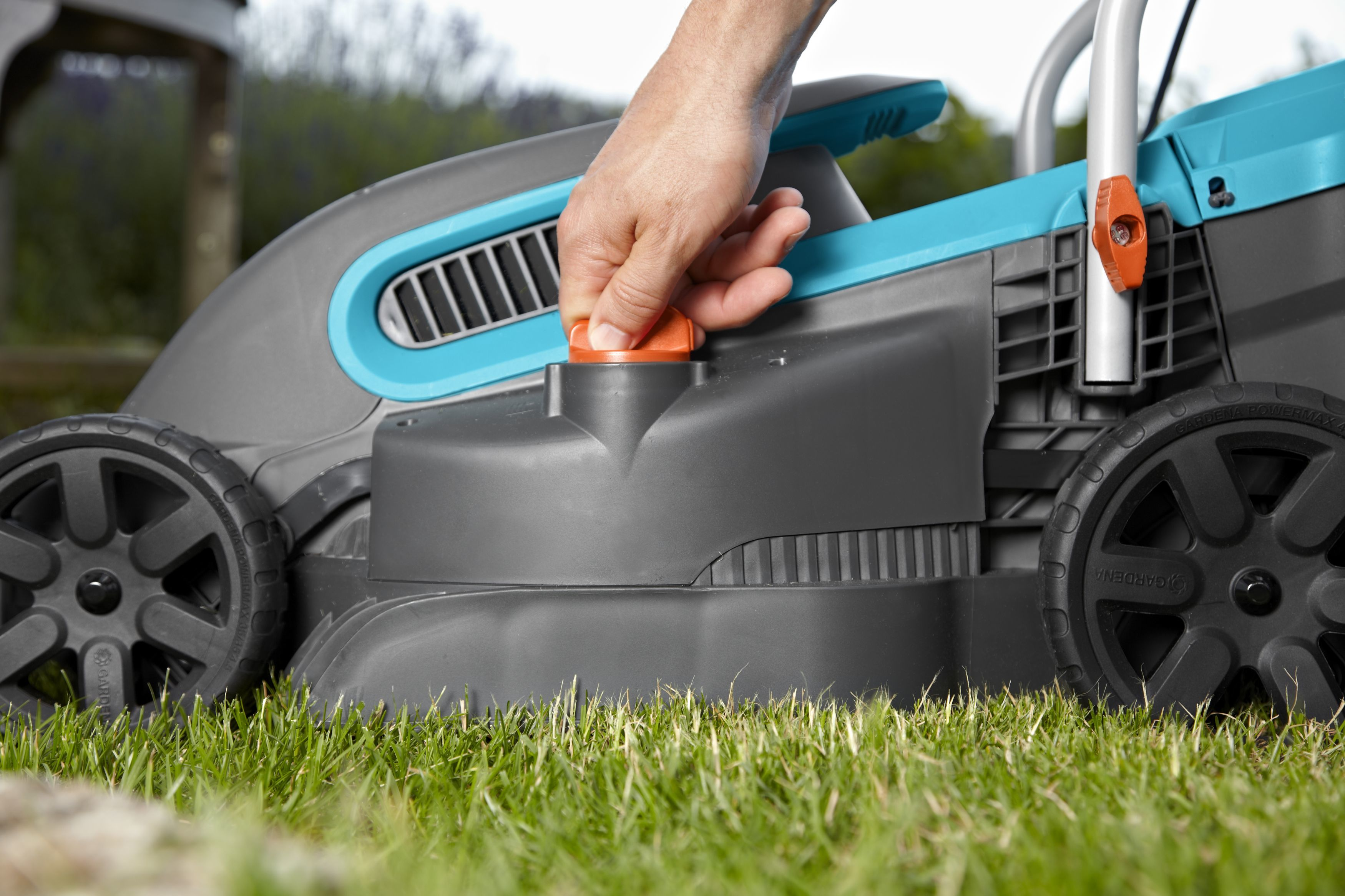 GARDENA 5032-20 PowerMax™ 1200/32, Elektrorasenmäher (Schnittbreite: bis zu 320 mm, Verstellbare Schnitthöhe 20-60 mm, mit 30 l Fangkorb-Volumen)
