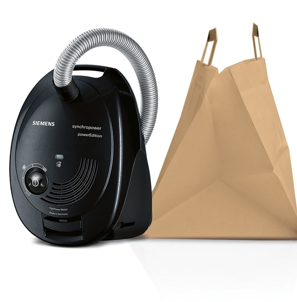 Ein schwarzer Siemens Staubsauger mit silbernem Schlauch und einer braunen Papiertüte.