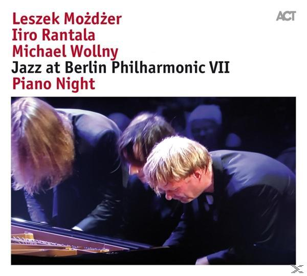 Albumcover-Kunst. Musiker am Klavier. Der Titel lautet "Jazz in der Berliner Philharmonie VII Piano Night".