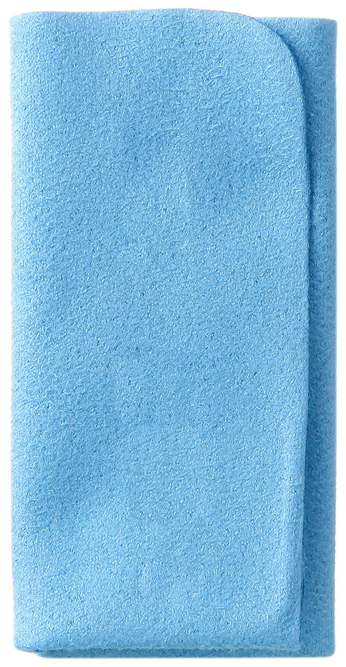 Chiffon en microfibre bleu clair plié sur fond blanc. Le chiffon est lisse et propre.