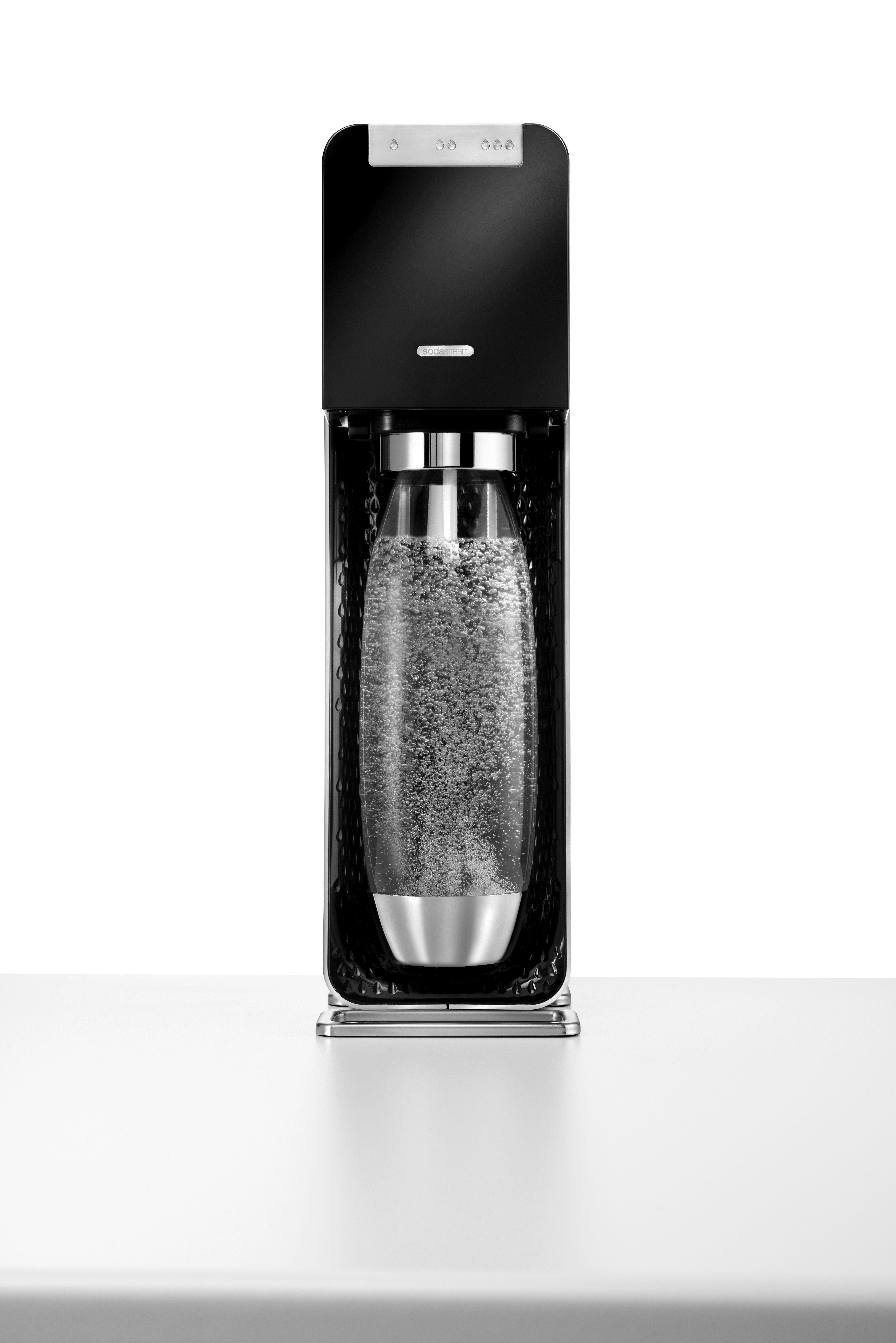 Schwarze SodaStream-Maschine mit Glasflasche.