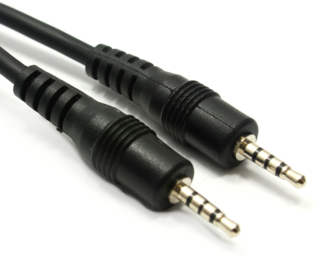 Zwei schwarze Audiokabel mit silberfarbenen Steckern, die auf einer weißen Oberfläche liegen, Nahaufnahme.