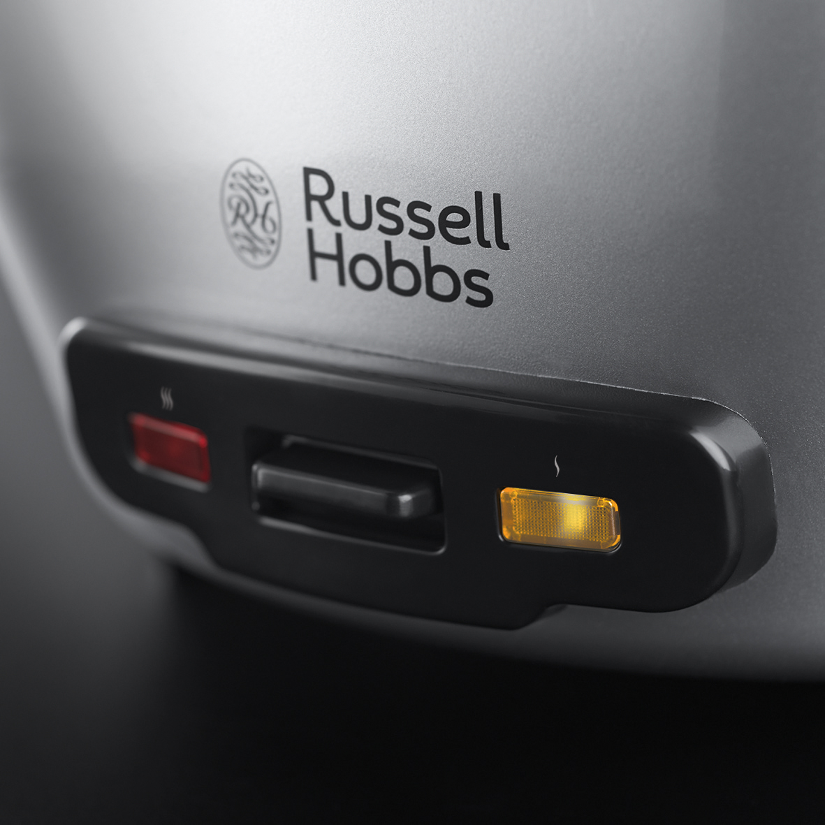 Nahaufnahme eines grauen Geräts mit Russell Hobbs Logo und Bedientasten.
