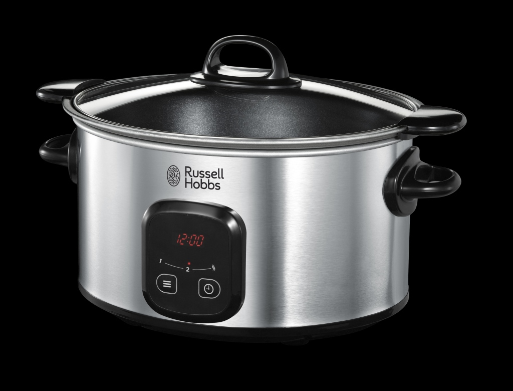 Silberner Russell Hobbs Slow Cooker mit schwarzem Deckel und Bedienfeld. Schwarzer Hintergrund.