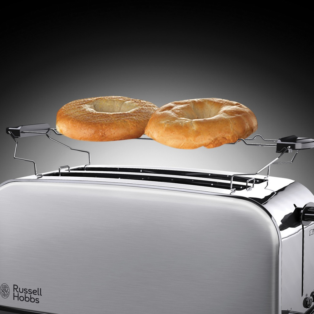 Un grille-pain en acier inoxydable avec deux bagels. Les bagels sont dorés.