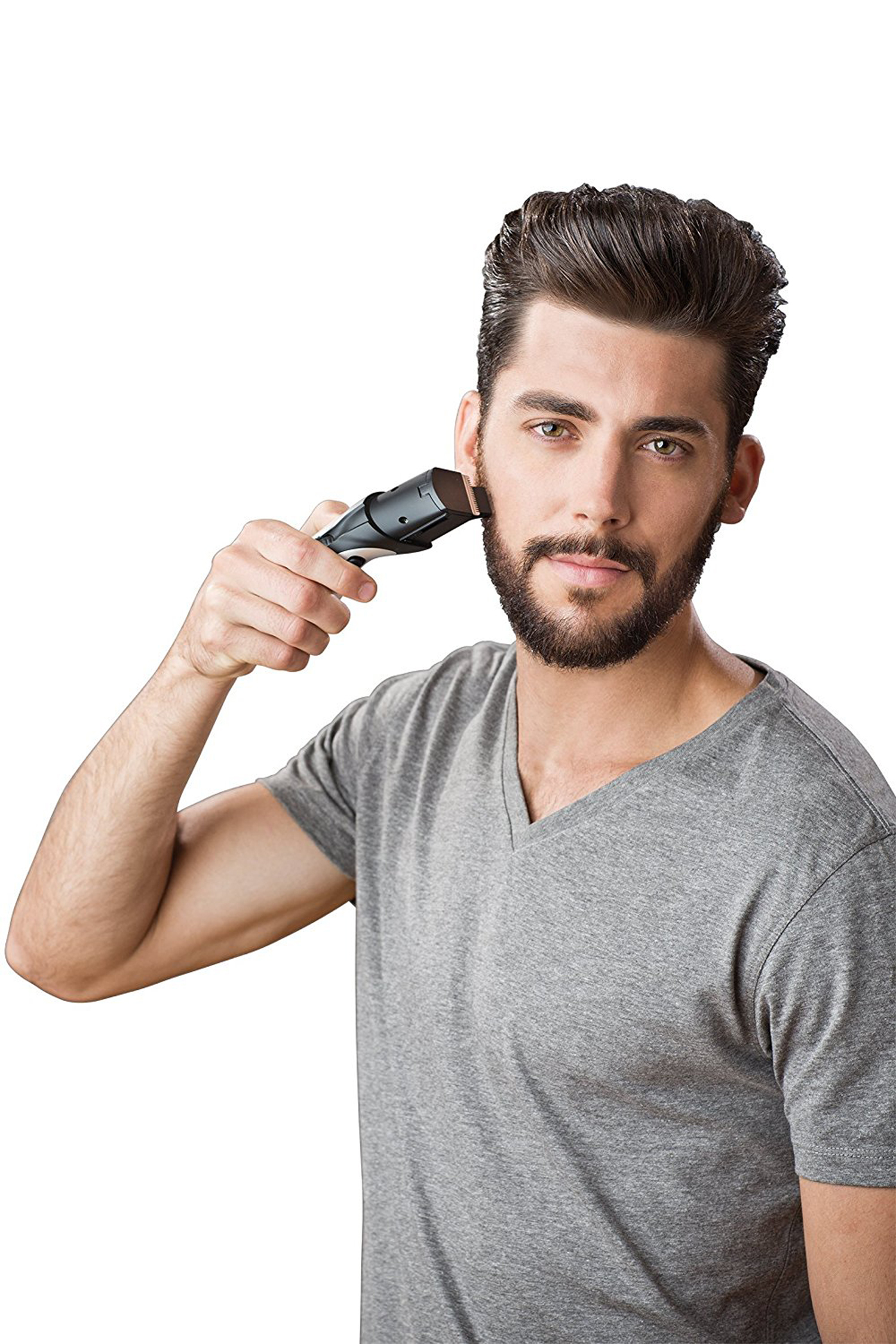 Ein Mann trimmt seinen Bart mit einem schwarzen Trimmer und schaut in die Kamera.