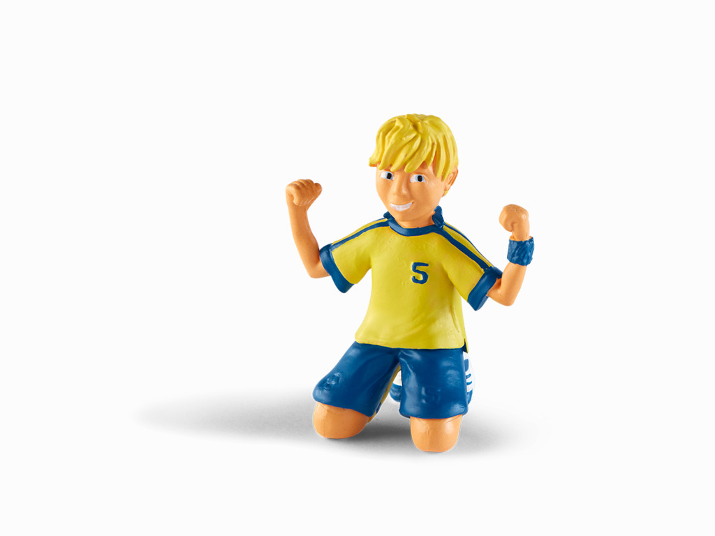 Ein Plastikfußballspieler in gelbem Trikot mit der Nummer 5, kniend und feiernd.