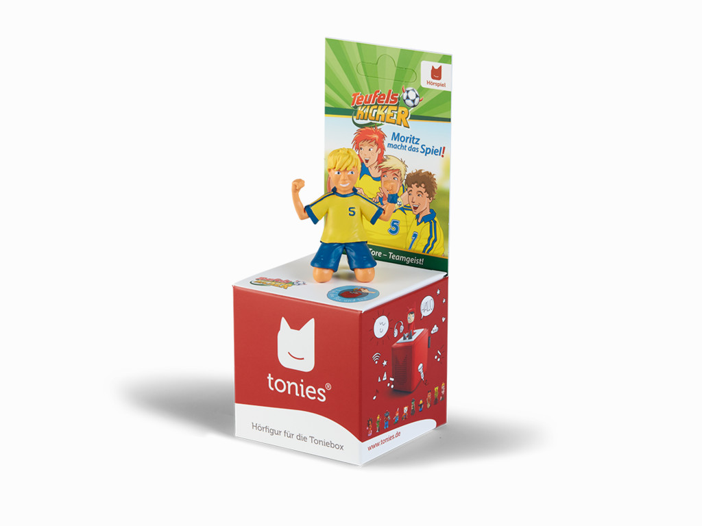 Eine Tonies-Figur auf einer Displaybox. Die Figur ist ein Junge in Fußballuniform.