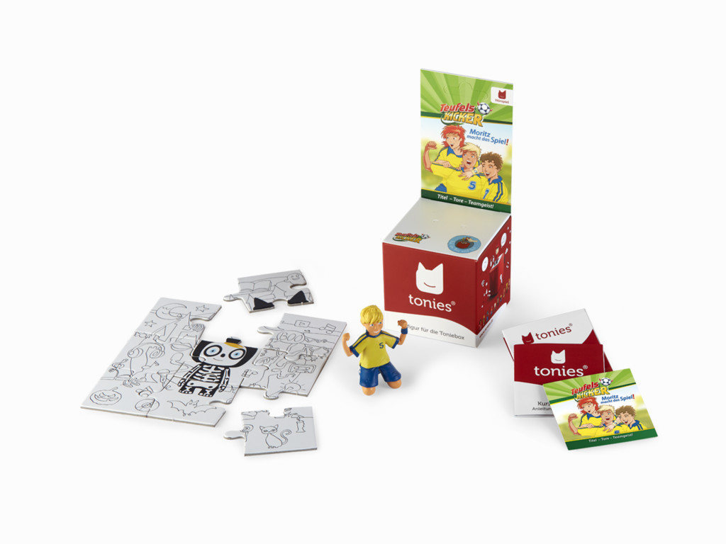 Ein Spielzeugset, einschließlich Puzzleteilen, Figuren und einer Box. Hell für Kinder.