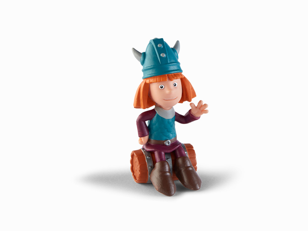 Wikinger-Spielfigur sitzt auf einem Holzfass. Die Figur trägt einen Helm und winkt mit der Hand.