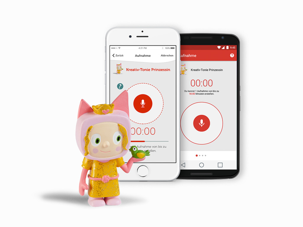 Eine Spielzeugprinzessin-Figur mit zwei Smartphones, die eine Aufnahmeoberfläche anzeigen.