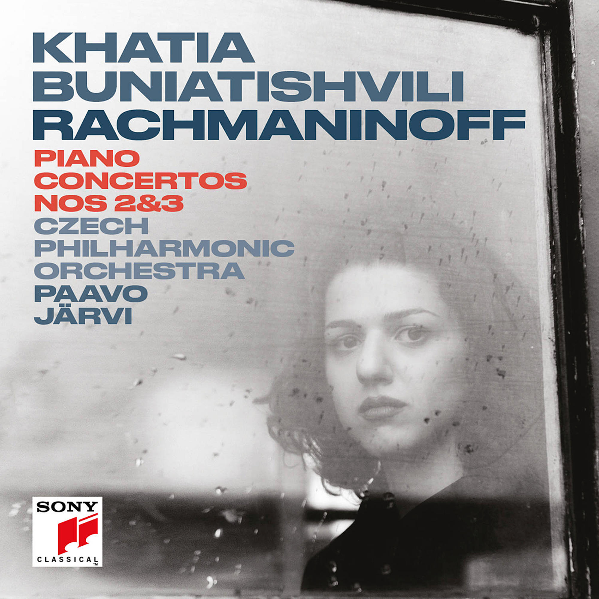 Albumcover: Khatia Buniatishvili, Rachmaninoff. Klavierkonzerte. Gesicht einer Frau hinter Fenster.