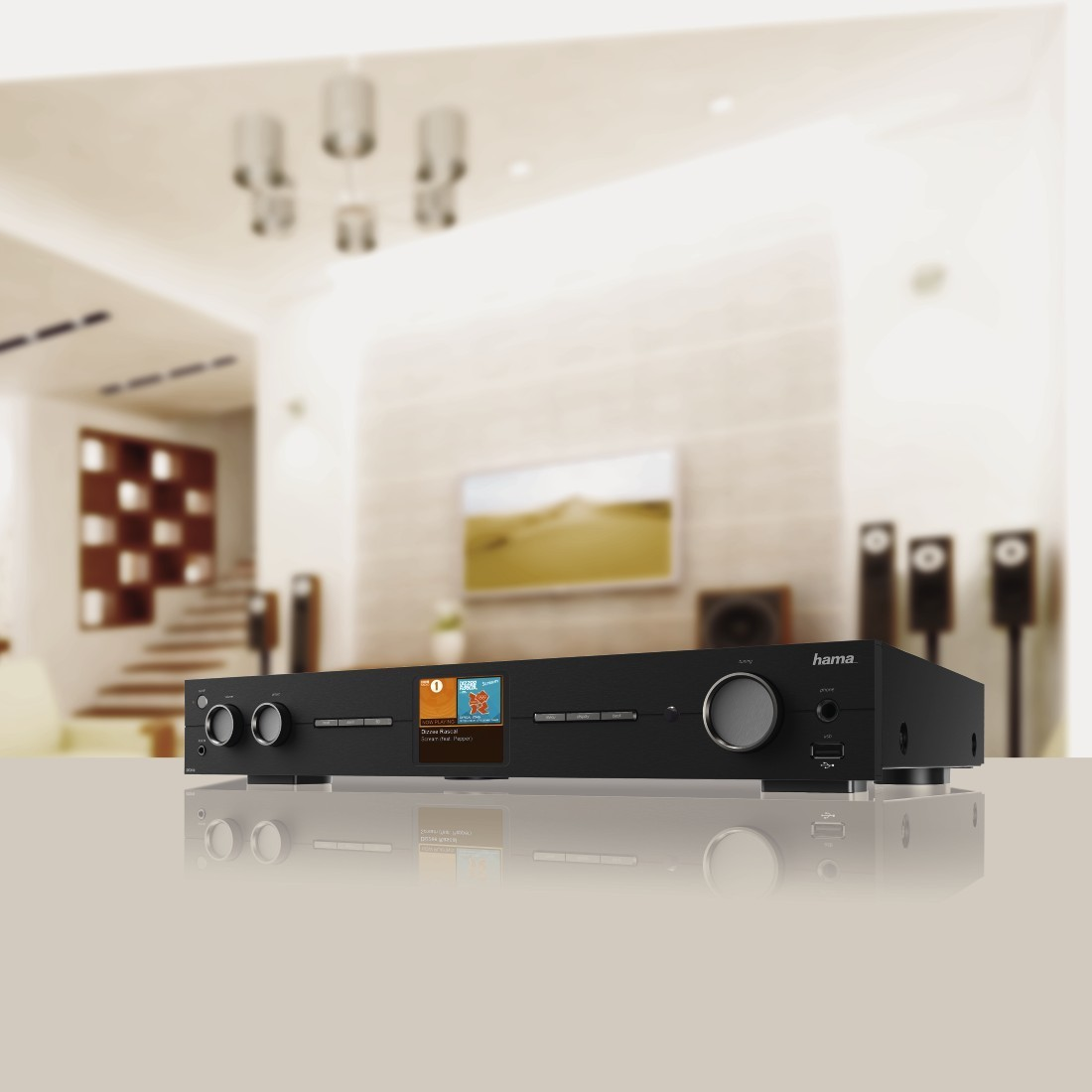 Schwarzer Hama-Stereo-Receiver auf einem Tisch. Der Receiver ist im Fokus, mit einem Bildschirm, der Text und Bilder zeigt.