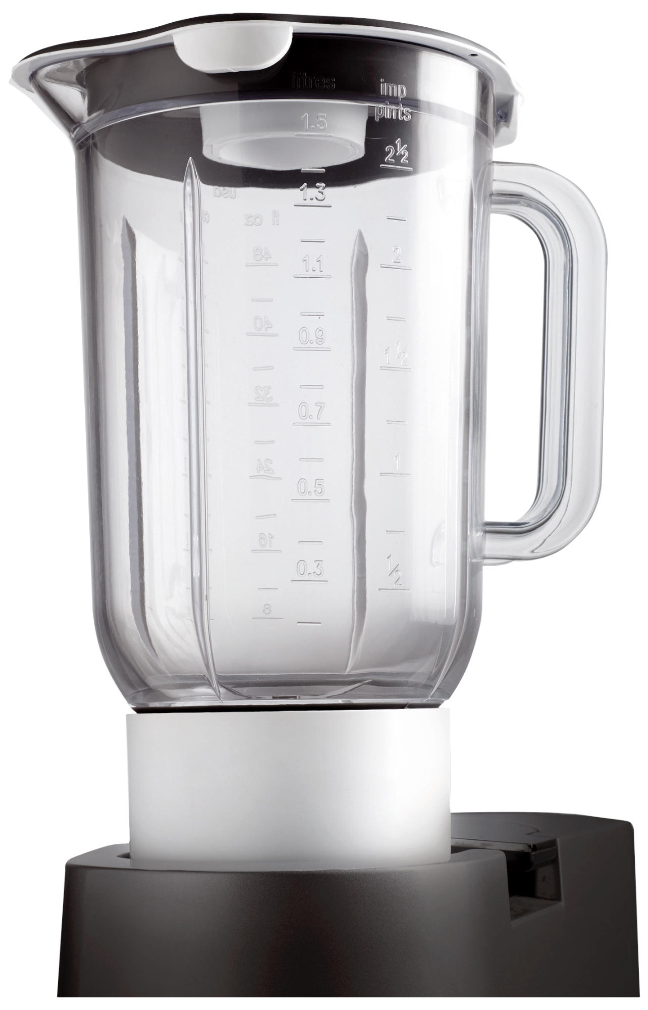 Transparenter Mixer mit weißem Sockel und schwarzem Deckel. Es hat Messmarkierungen an der Seite.