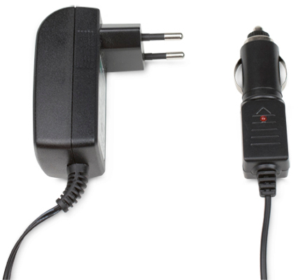 Schwarzes Ladegerät mit einem Autoladeadapter.