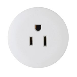 Okrągłe białe gniazdko elektryczne z trzema pionowymi szczelinami na gładkim tle.