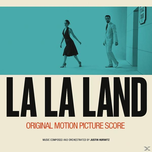 Affiche du film La La Land avec deux personnes marchant. Titre et crédits en dessous.