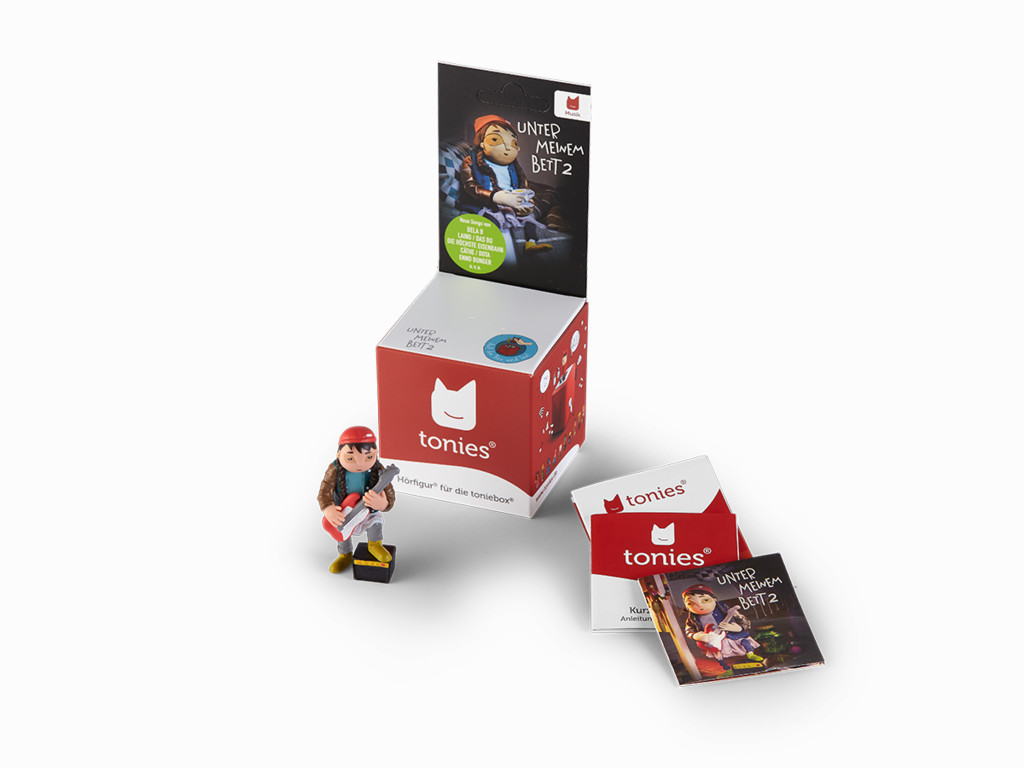 Toniebox-Set: Spielfigur, Box und Karten. Die Box und Karten haben Bilder und Text. Weißer Hintergrund.
