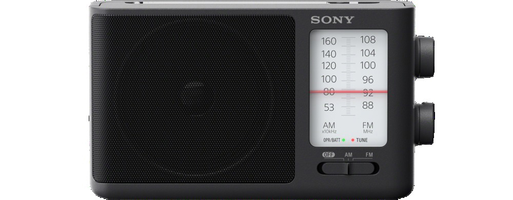 Schwarzes Sony-Radio mit Drehrad und Lautsprechergrill. Zeigt AM/FM-Frequenzen an.
