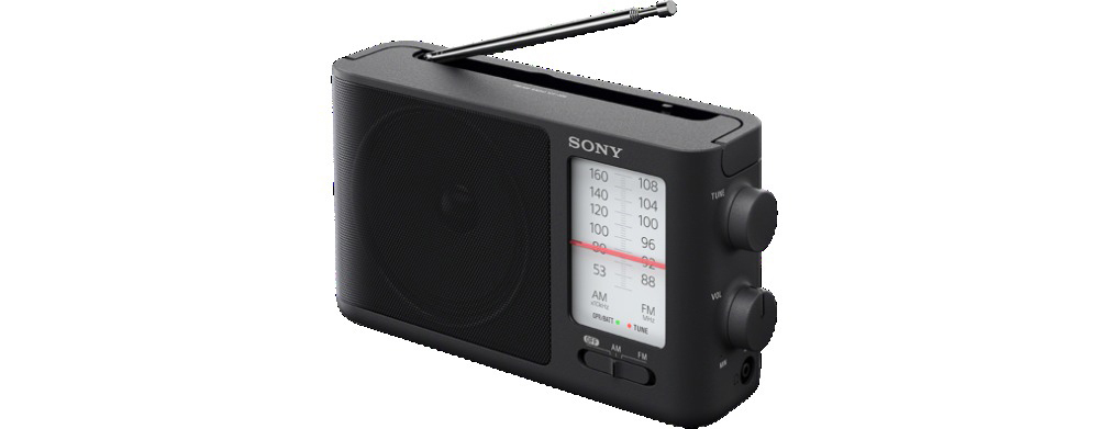 Schwarzes Sony-Radio mit ausgefahrener Antenne, Radioskala, weißer Hintergrund.
