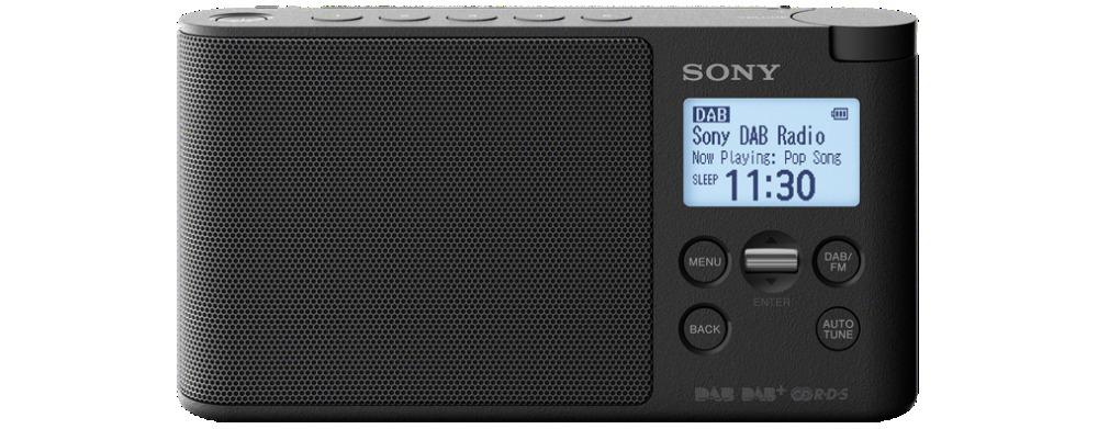 Radio DAB Sony noire. Affiche les infos radio sur écran bleu. Boutons pour menu et syntonisation.
