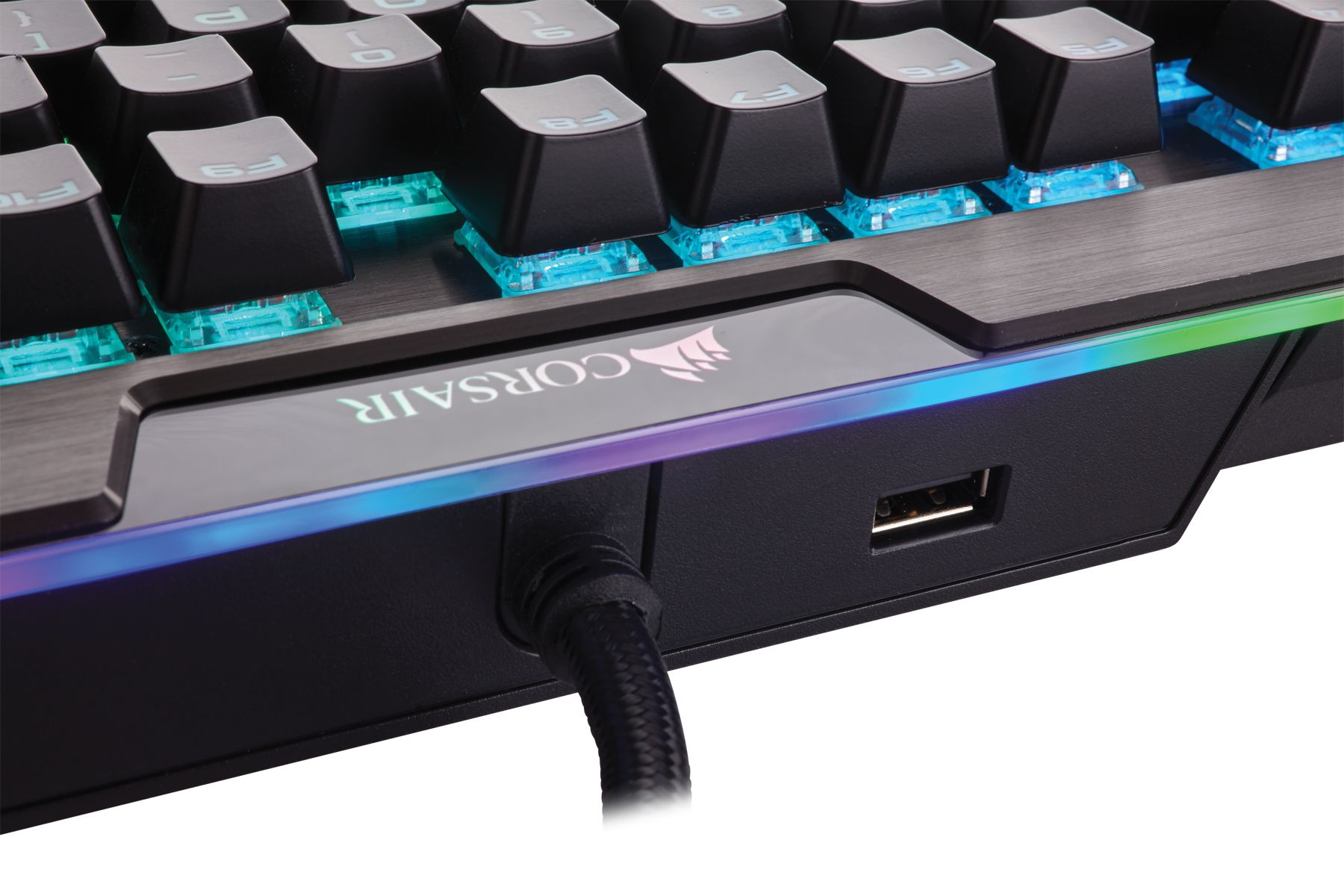 Close-up van een Corsair-toetsenbord. Toont toetsen, USB-poort en licht.