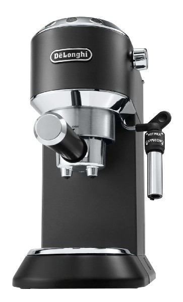 Zwarte DeLonghi espressomachine met zilveren accenten, op een witte achtergrond.