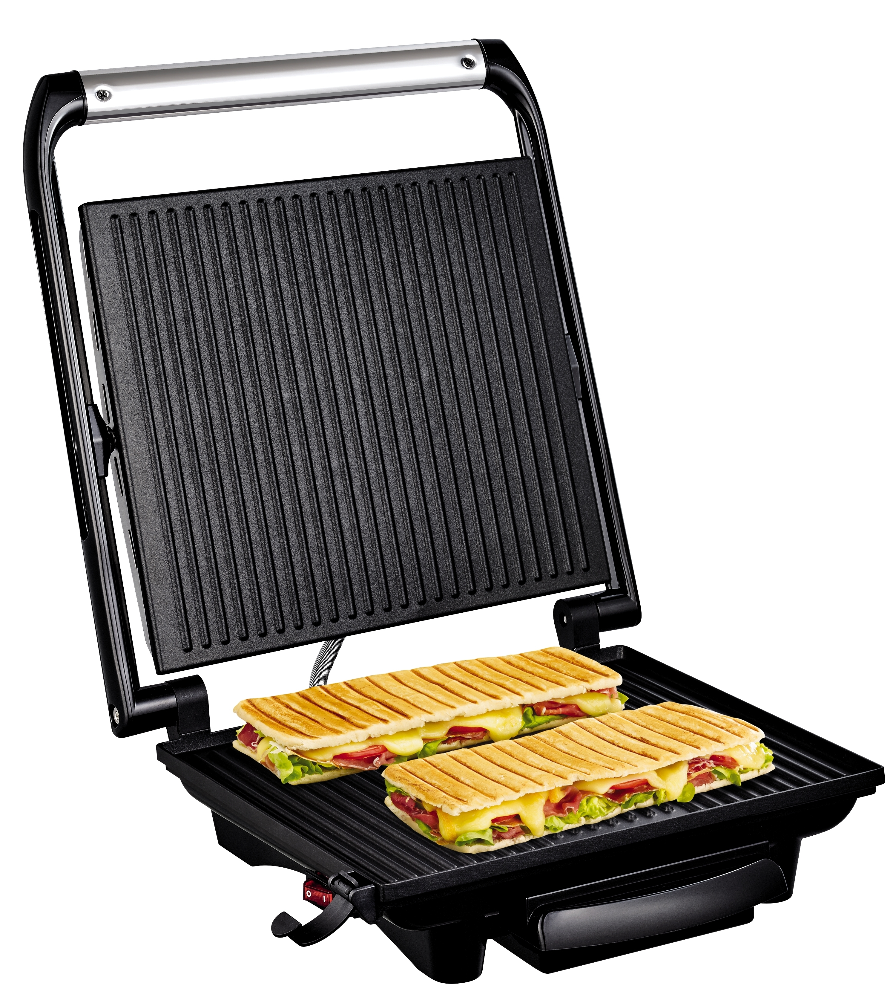 Schwarzer Panini-Grill mit zwei Sandwiches. Sandwiches haben Brot, Salat und Fleisch. Hintergrund: weiß.