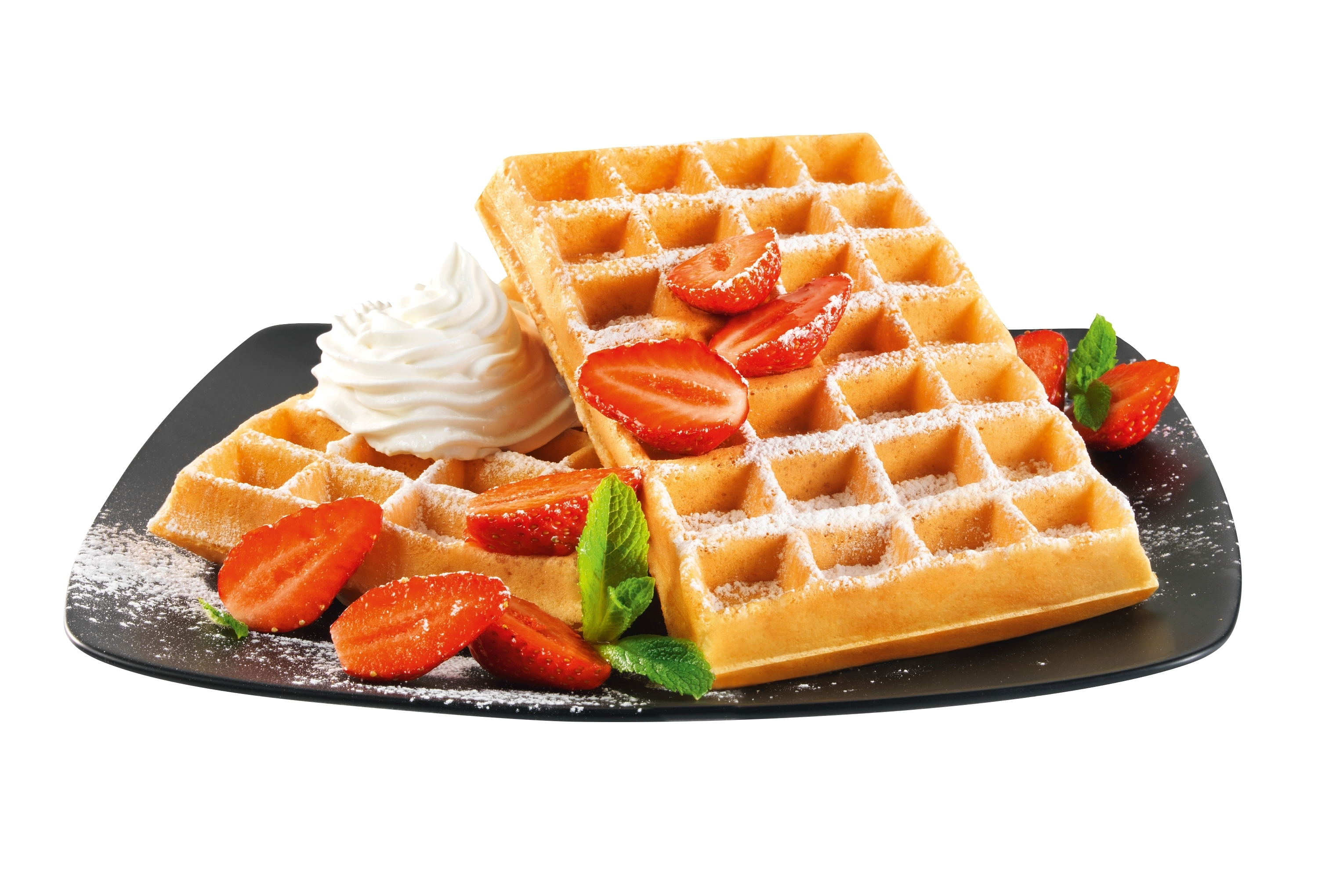 Zwei Waffeln auf einem schwarzen Teller mit Schlagsahne, Erdbeeren und Minzblättern. Weißer Hintergrund.